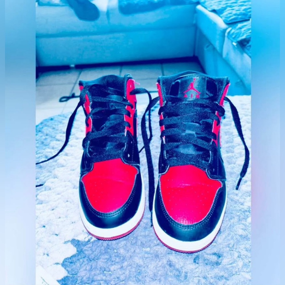 Jordan Kids' Black and Red Sneakers - Picture 2 of 8